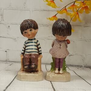 Moppets Figurines Pair Fran Mar 1971 Boy Sitting on Crate & Girl with Flower